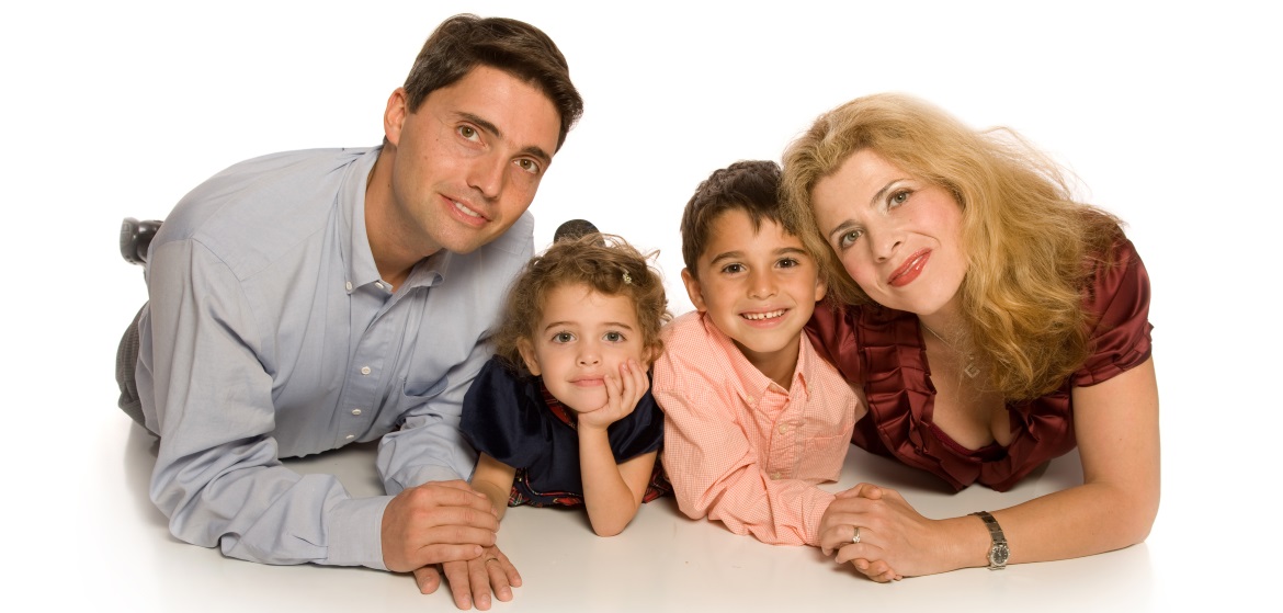 Familie liegt am Boden